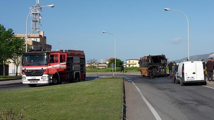 Autobus di linea in fiamme a Lamezia Terme: forse è corto circuito