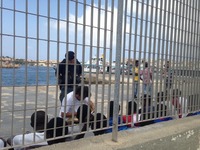 Lampedusa scoppia di migranti, mancano letti: dormono per terra