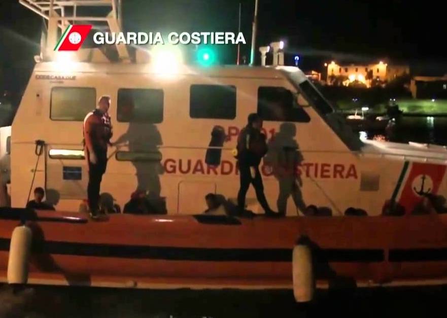 Quarantanove tunisini sbarcano a Lampedusa, 19 trovati all'isola dei conigli