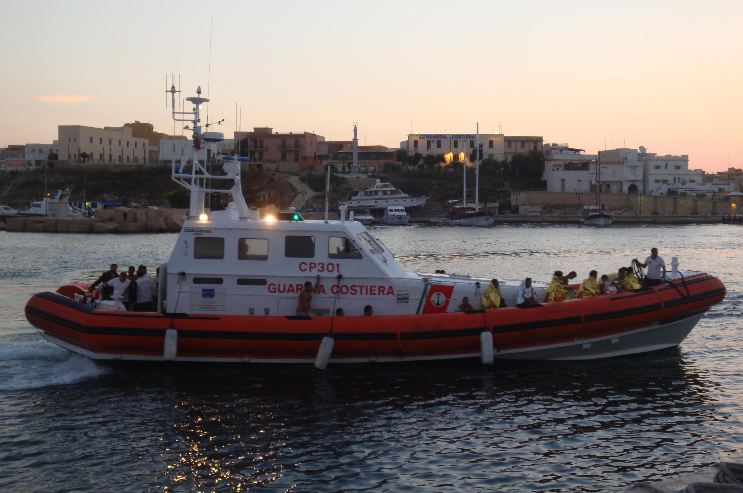 Gommone in avaria con 70 migranti: vengono soccorsi a largo di Lampedusa