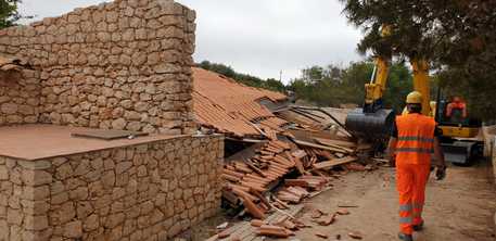 Ruspe in azione per la demolizione di una villa abusiva a Lampedusa