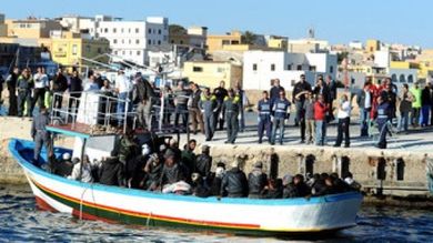Cento migranti sbarcati a Lampedusa in tre riprese consecutive