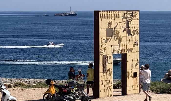 Sea Watch con 42 migranti forza il blocco ed entra a Lampedusa