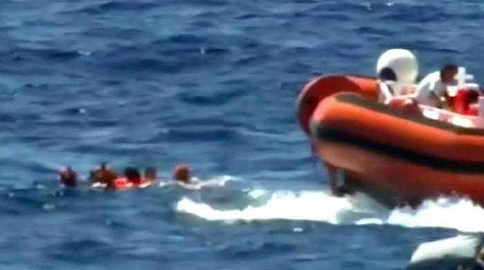 Migranti, telenovela a Lampedusa: profughi si gettano in mare e subito recuperati