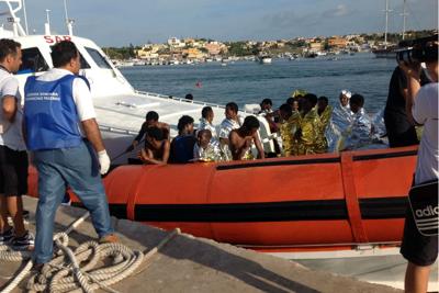 Barcone con 55 migranti soccorso, undici trasferiti a Lampedusa