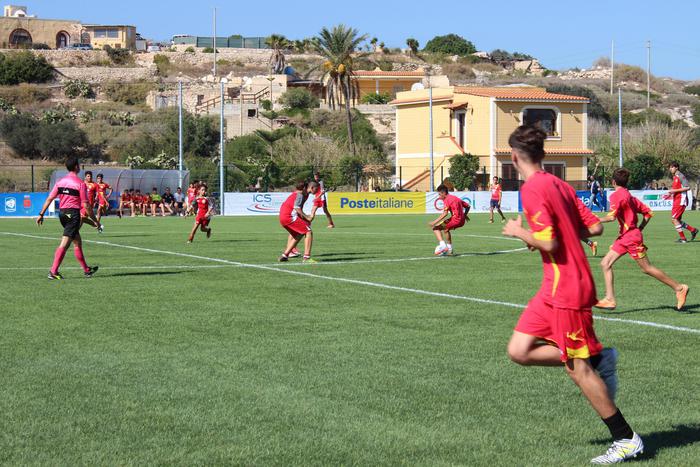 Ponte per Lampedusa, il ministro Lotti inaugura il campo di calcio
