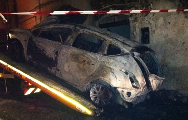 Incendi, un'altra auto in fiamme a Siracusa: indaga la polizia