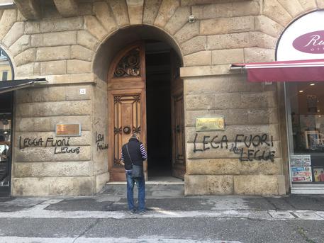 Spuntano delle scritte a Livorno: "Lega fuorilegge"