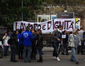 Palermo, i lavoratori di Almaviva fanno irruzione alla "Leopolda Sicula"