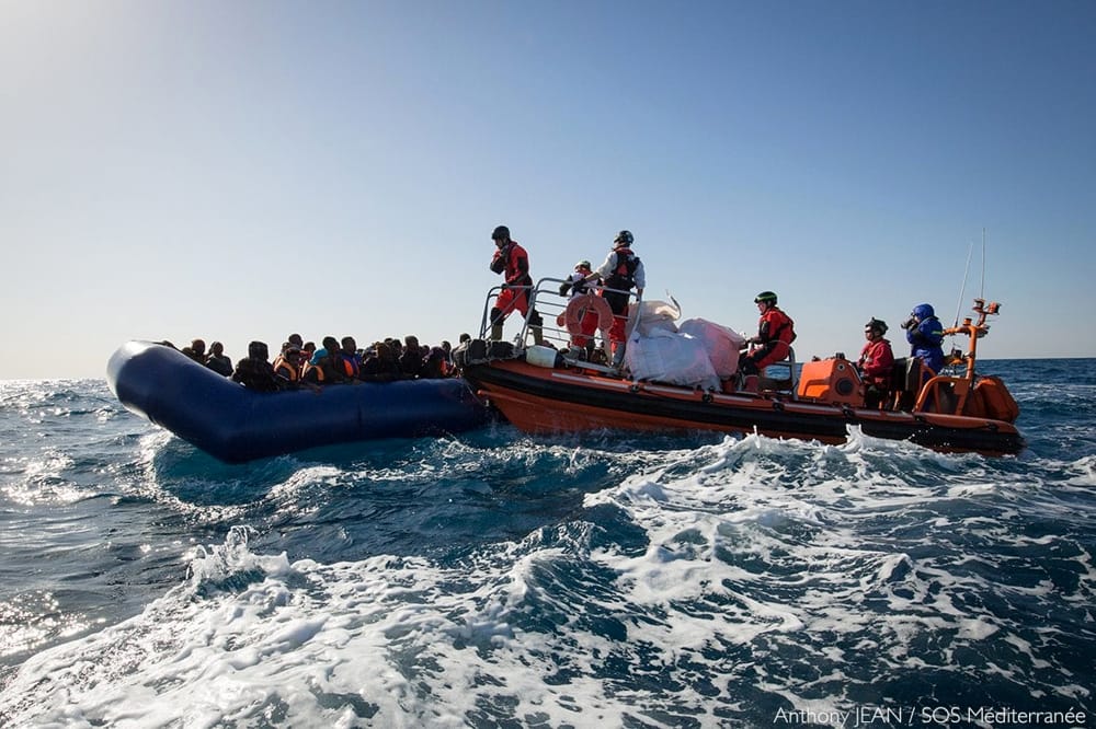 Immigrazione, 900 persone salvate a largo della Libia
