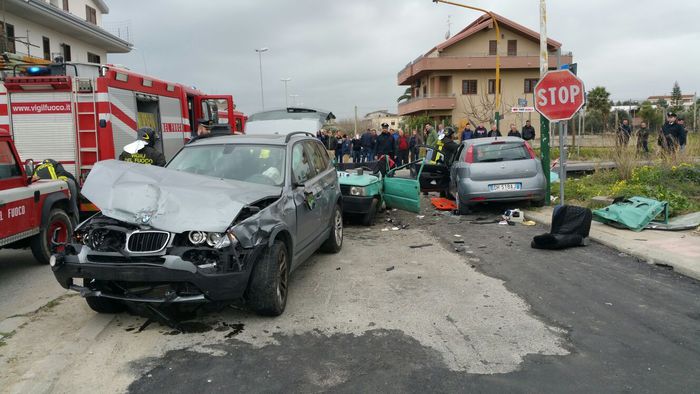 Incidente stradale a Locri, un morto e sei feriti