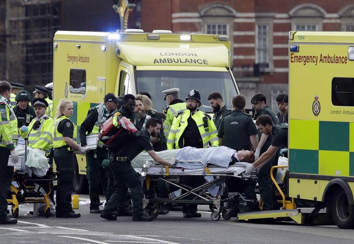 Terrorista in azione a Londra vicino al Parlamento, con un Suv si lancia sulla folla: due morti