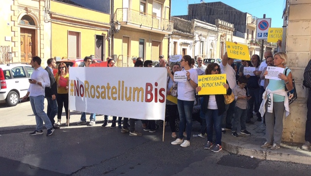 Rosatellum bis, il Meetup in piazza a Canicattini Bagni per protestare