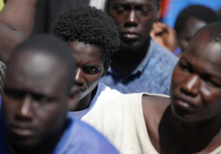 Barcone migranti in balia del mare, Libia ignora S.O.S.