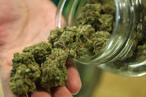 Droga: mezzo chilo marijuana nella cappa, arresto nel Messinese