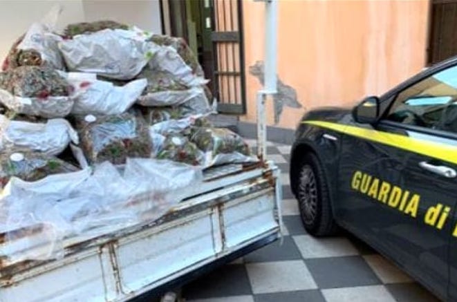 Catania, preso con 41 chili di marijuana: la droga nascosta in un congelatore