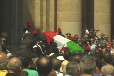 Folla e applausi in piazza della Repubblica per l'addio al maresciallo di Marsala