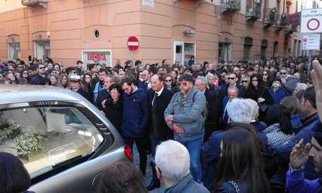 Marea umana ai funerali di Nicoletta a Marsala, l'ira del vescovo: "Disumana ferocia"