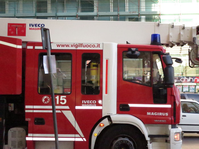 Incendio minaccia  una scuola di Mascalucia: evacuato l'edificio