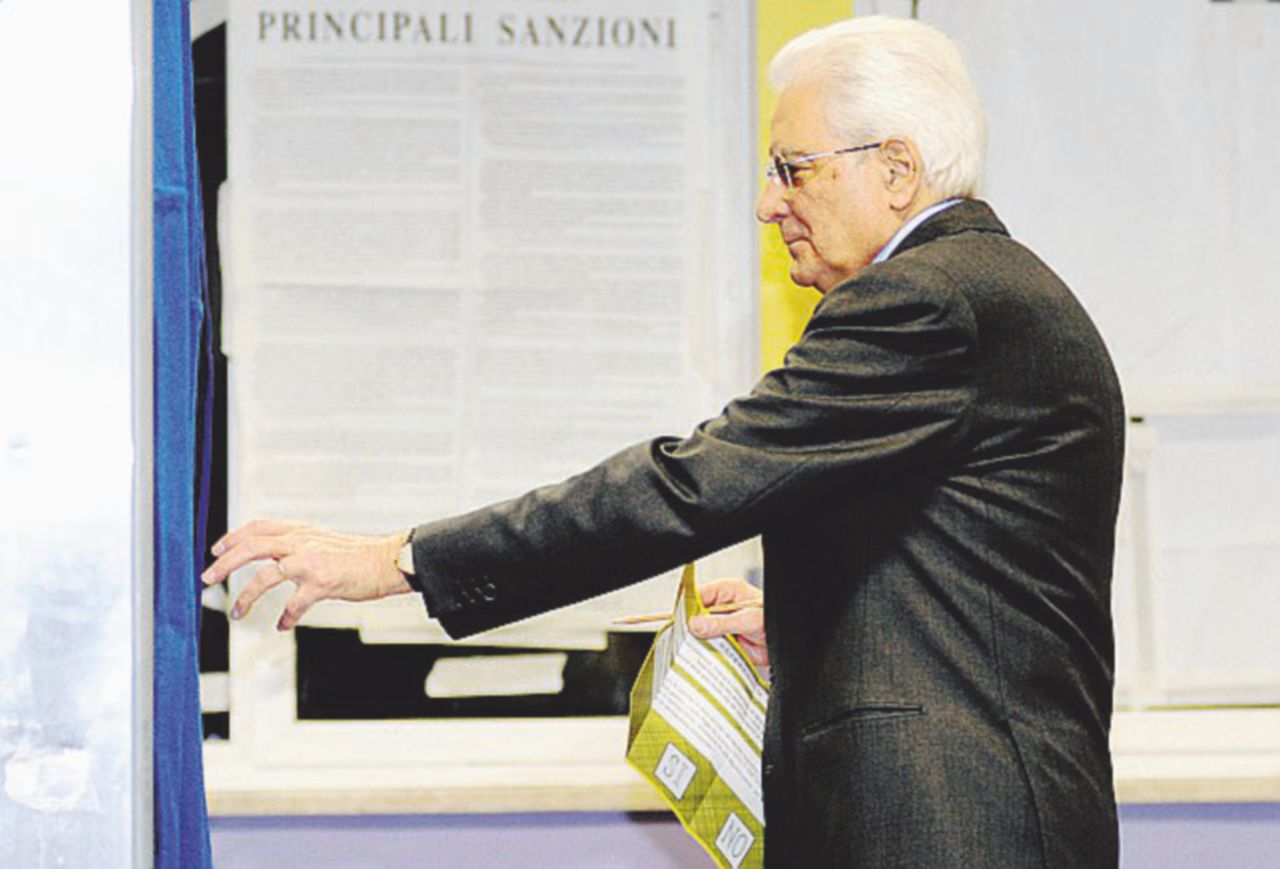 Il presidente della Repubblica Mattarella ha votato a Palermo nel seggio 535