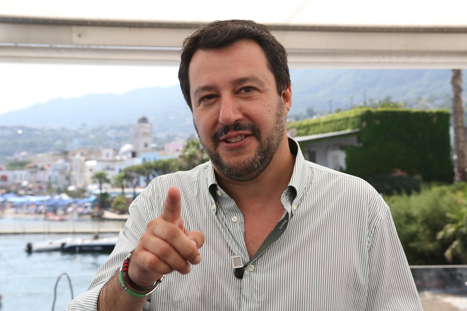 Migranti, Salvini: denuncerò Ong che aiutano scafisti