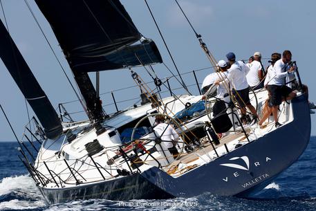 Il Maxi Vera vince la regata velica Palermo - Montecarlo con uno scafo di 82 piedi