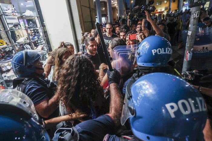 Giorgia Meloni a Palermo, la polizia blocca i manifestanti: un fermo