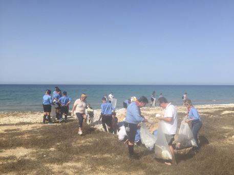 Sindaco di Menfi e volontari ripuliscono le spiagge