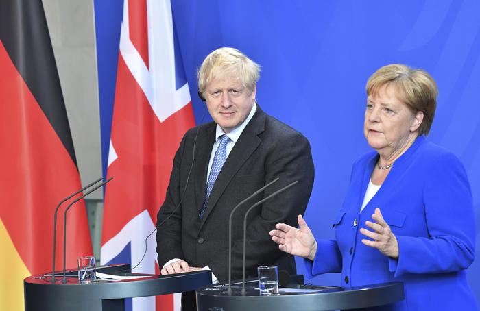 Merkel a Johnson: "Accordo sulla Brexit è "enormemente  improbabile"