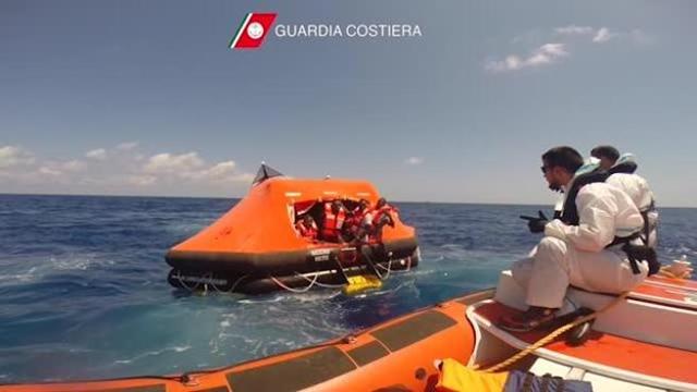 Salvati 1350 migranti nel Canale di Sicilia in 12 operazioni