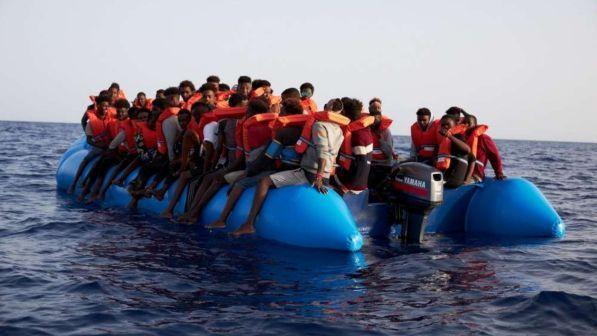 Alarm Phone, barcone con 56 migranti in difficoltà: persi i contatti ma nessun è intervenuto