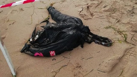 Un cadavere irriconoscibile sulla spiaggia di Scoglitti: forse è migrante