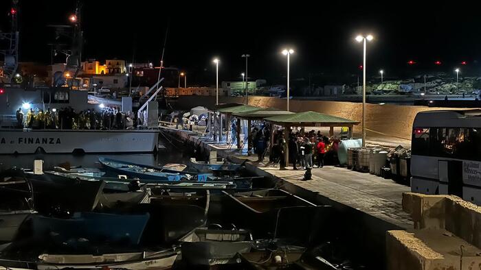 Migranti: altri sbarchi nella notte a Lampedusa, 2800 persone all'hotspot