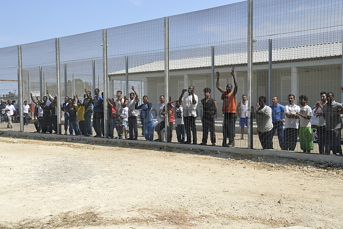 Migranti: in venti trasferiti dall'hotpost di Pozzallo alla Spagna