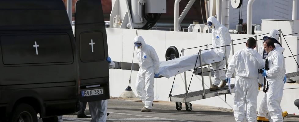 Migranti: 937 domani a Catania, a bordo anche due cadaveri 