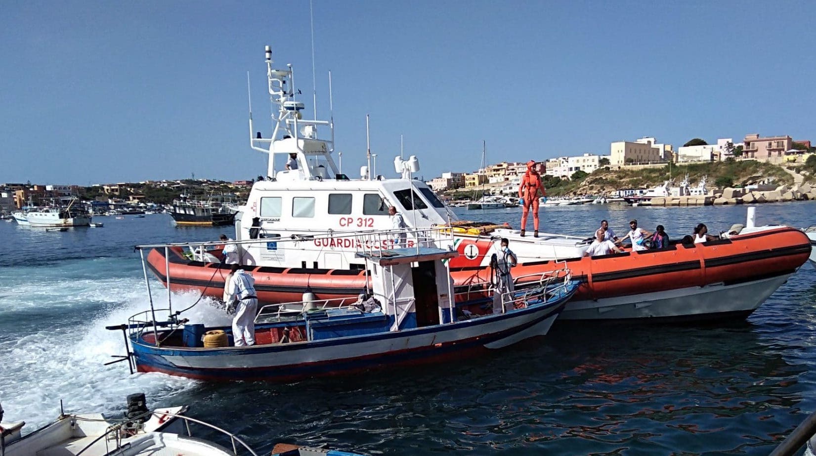 La Capitaneria sbarca 172 migranti a Lempedusa per le condizioni del mare