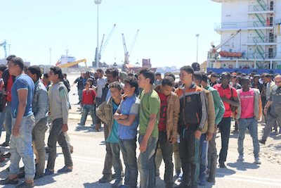 Migranti, sbarchi senza fine: 140 ad Augusta e 616 a Palermo