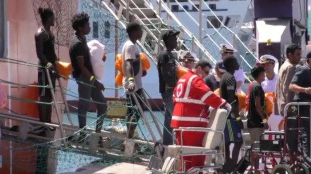 Messina, giovane migrante morto, testimoni: colpito mentre si imbarcava