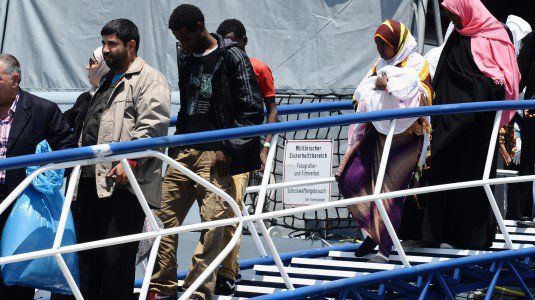 Catania, arrivati settecento migranti: c'è anche un cadavere