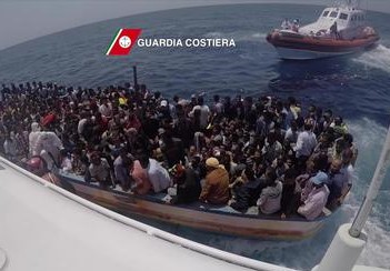 Soccorso un barcone con 459 migranti nel Canale di Sicilia