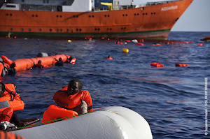 Migranti, ennesima strage al largo del mare della Libia: più di 100 morti