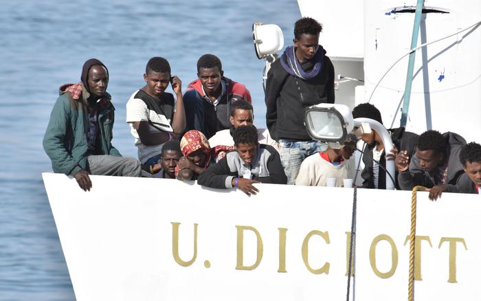 Salvati 67 migranti a largo della Libia: tensioni nel governo
