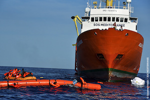 Migranti: in 900 al porto di Cagliari stamane, c'è anche un morto