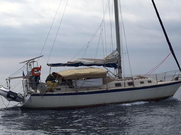Trentuno migranti arrivano in barca a vela nel porto di Crotone