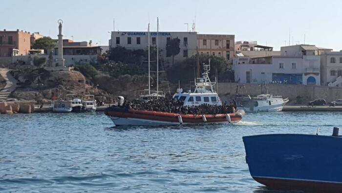 Nuovi sbarchi a Lampedusa: nelle ultime ore arrivati oltre 250 migranti