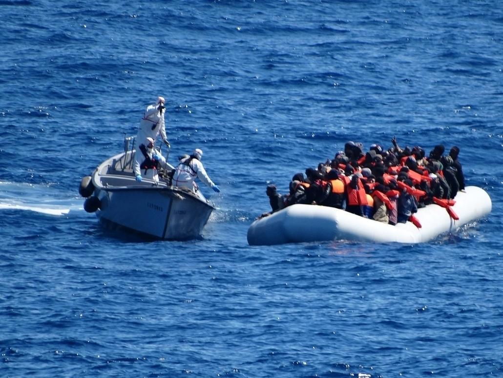 Migranti, oltre 200 salvati a largo della Libia: "Sofferenze estreme"