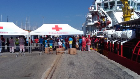 Migranti, 507 giunti al porto di Crotone: anche donne incinte e minori