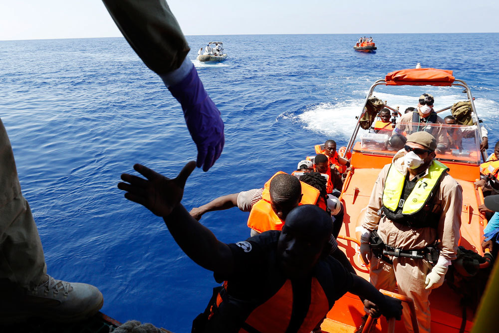Migranti: 947 approdano a Catania, a bordo nasce Misericordia e a Pozzallo sono 370