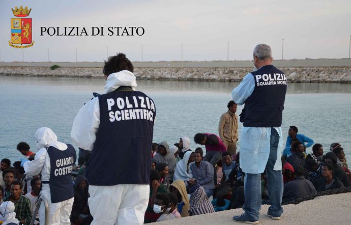 Migranti, sbarco a Lampedusa: fermati sei presunti scafisti 