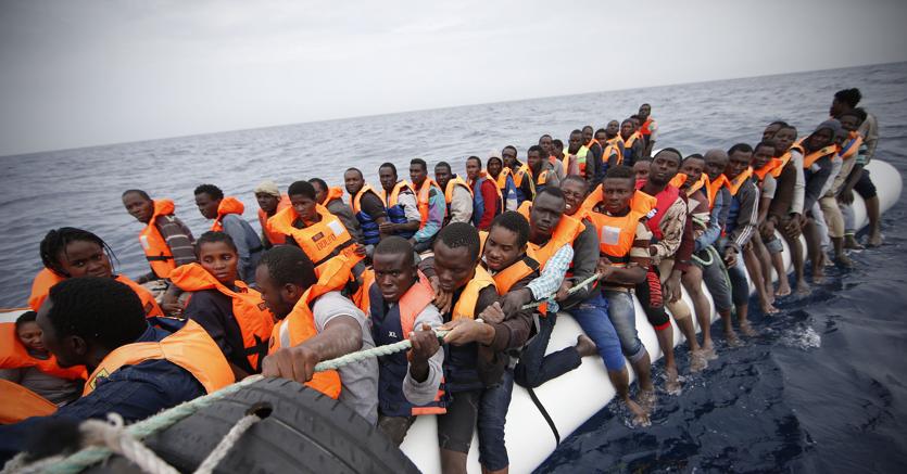 Migranti: a Salerno sbarcano in 934, 7 donne incinte e 14 minori 